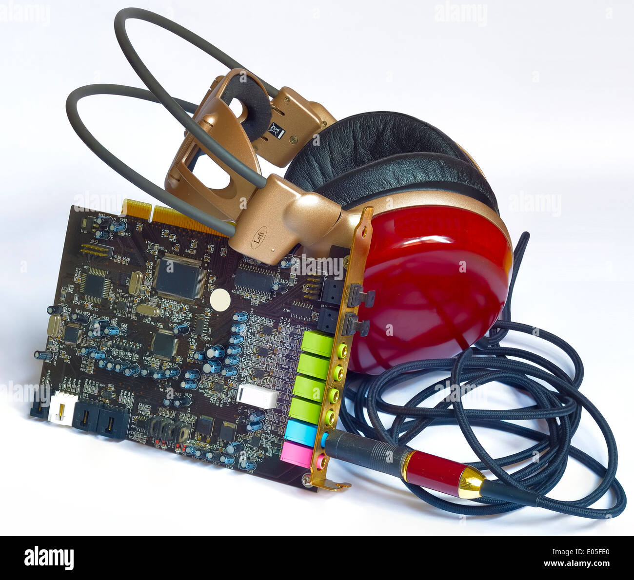 Écouteurs en bois coincé dans la fente de carte de son circuit imprimé. Le casque dispose d'un cuir doux pads Banque D'Images