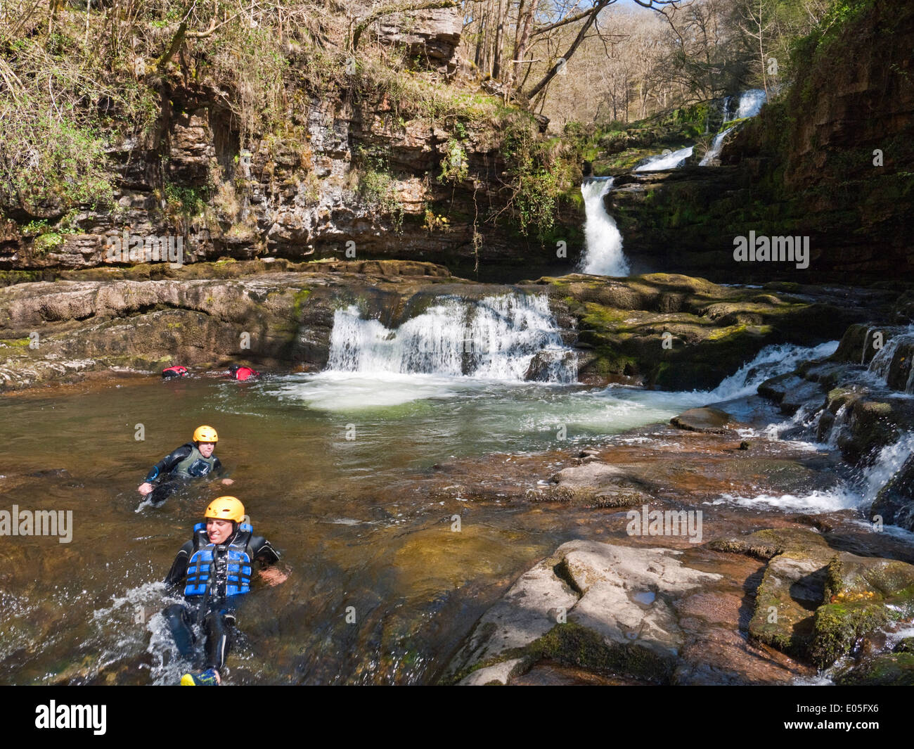 Sgwd Canyoners en Oisans Isaf-gwyn tombe sur l'Afon Mellte, dans le Parc National des Brecon Beacons pays cascades Banque D'Images