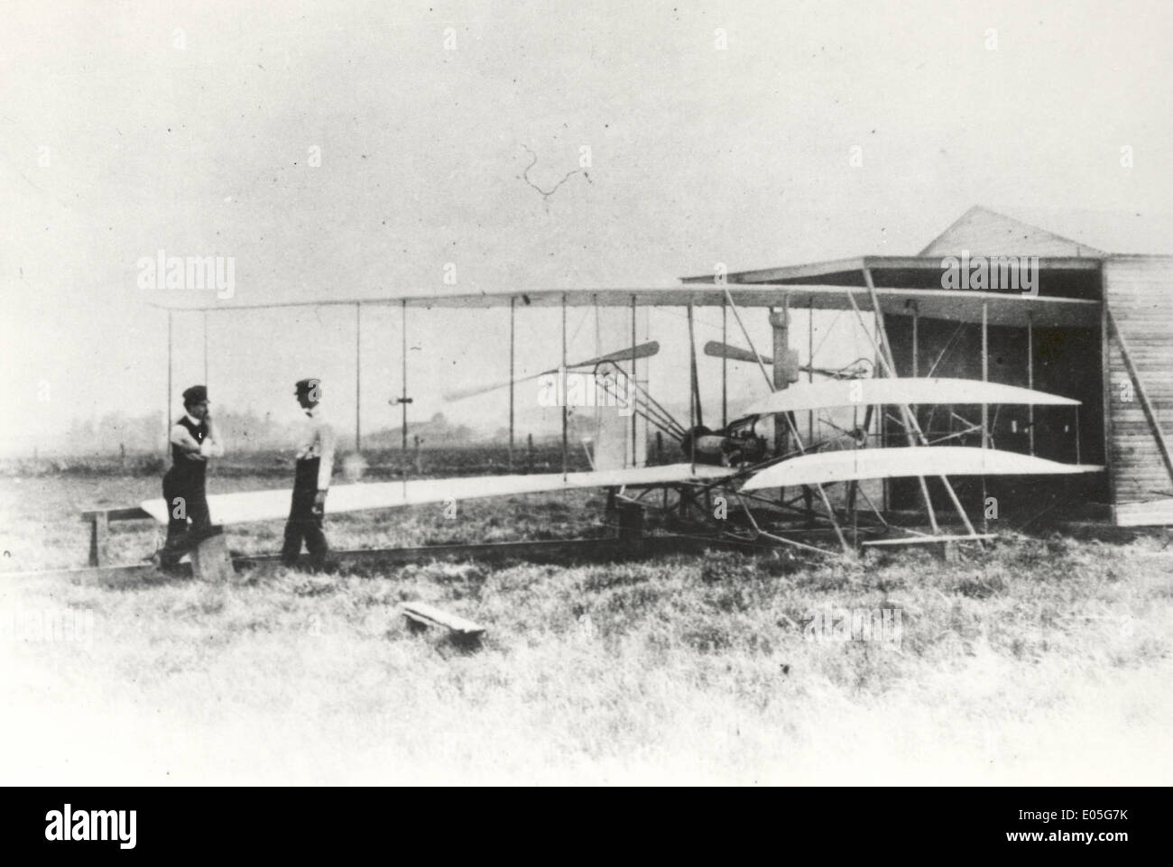 Wilbur et Orville Wright posent avec leur Flyer II à Huffman Prairie. Cet avion représente une étape critique dans l'histoire de l'aviation, marquant les expériences et les progrès continus des frères Wright en vol motorisé. Banque D'Images