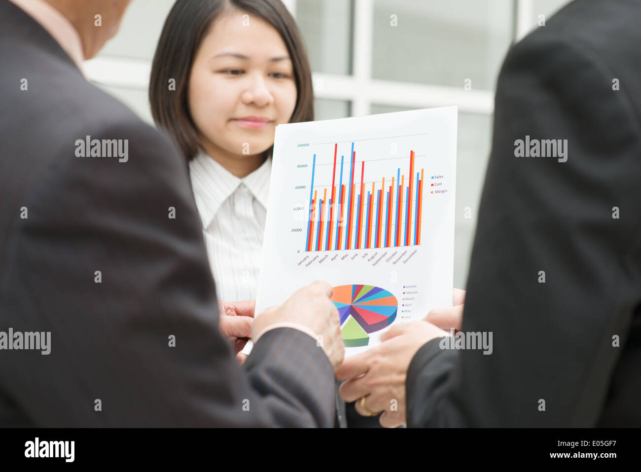 Réunion de l'équipe d'affaires asiatiques. Graphique présentant le personnel de chef supérieur au cours d'office. Banque D'Images