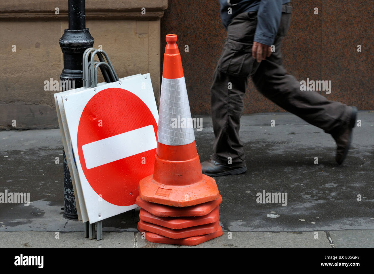 Londres, Angleterre, Royaume-Uni. Cônes empilés et pas d'entrée signe par la rue Banque D'Images