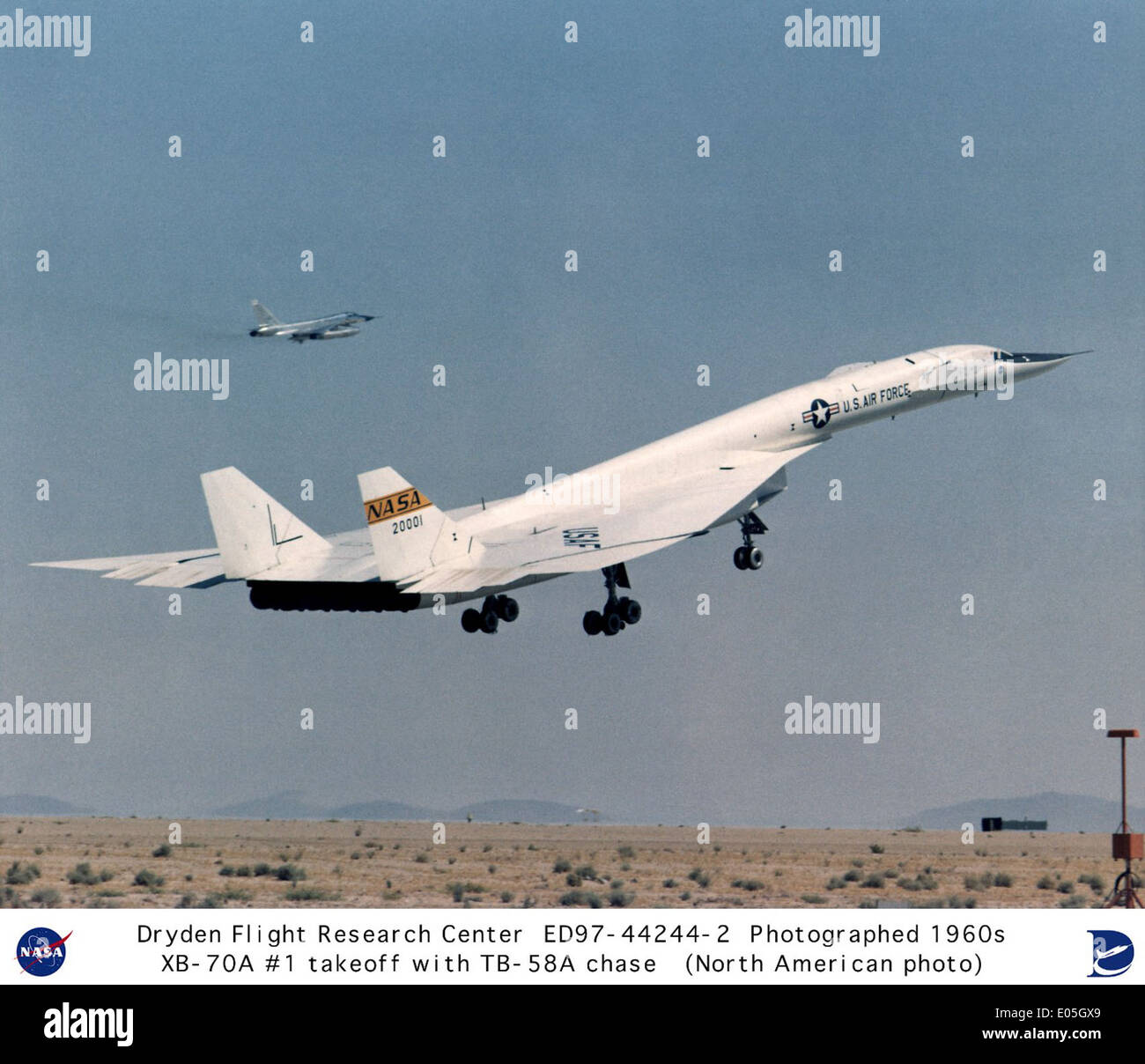 XB-70A # 1 décollage avec TB-58A chase aircraft Banque D'Images