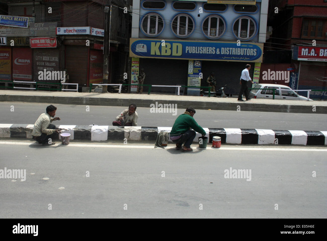 Srinagar, Cachemire sous administration indienne. 03 Mai 2014 : les non musulmans pantalon peintres routes et chemins piétonniers murs dans srinagar pendant l'ouverture du 5e de ce mois mai chaque année civile, Secrétariat, avec environ 7 000 employés, se déplace à Srinagar en étés et d'Hivers à Jammu. Les documents officiels comme des milliers de fichiers sont transportés en autobus et camions sur les 300 km de long Jammu-Srinagar route nationale. La totalité de l'exercice coûte à l'Etat à court d'argent pas moins de Rs 100 crore chaque année. Un couvre-feu. © sofi suhail/Alamy Live News Banque D'Images