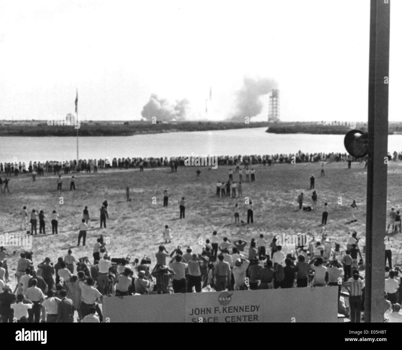 Des milliers de reporters se rassemblent pour assister au lancement historique d’Apollo 11, la première mission à débarquer des humains sur la Lune. L'événement s'est déroulé au Cap Canaveral, avec les astronautes Neil Armstrong, Buzz Aldrin et Michael Collins à bord de la fusée Saturn V. Banque D'Images