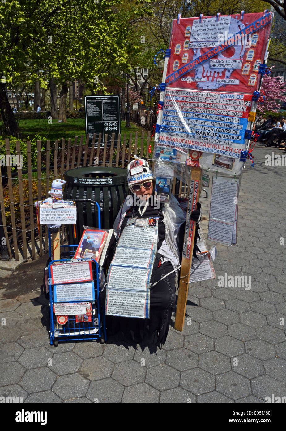 Une femme manifestant contre la banque d'Amérique au premier mai à Union Square Park à Manhattan, New York City. Banque D'Images