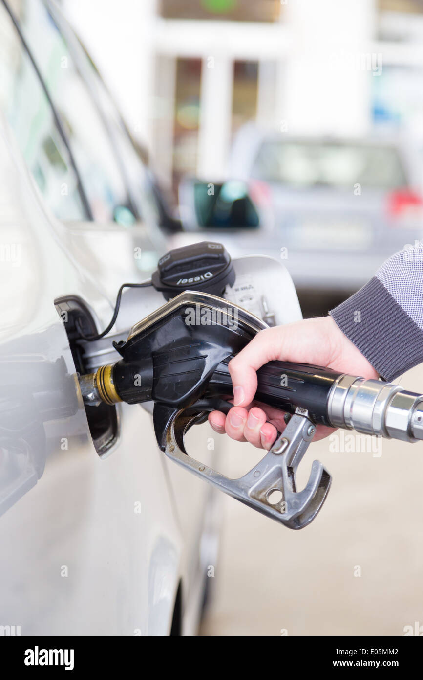 L'essence d'être pompé dans un véhicule à moteur voiture. Banque D'Images