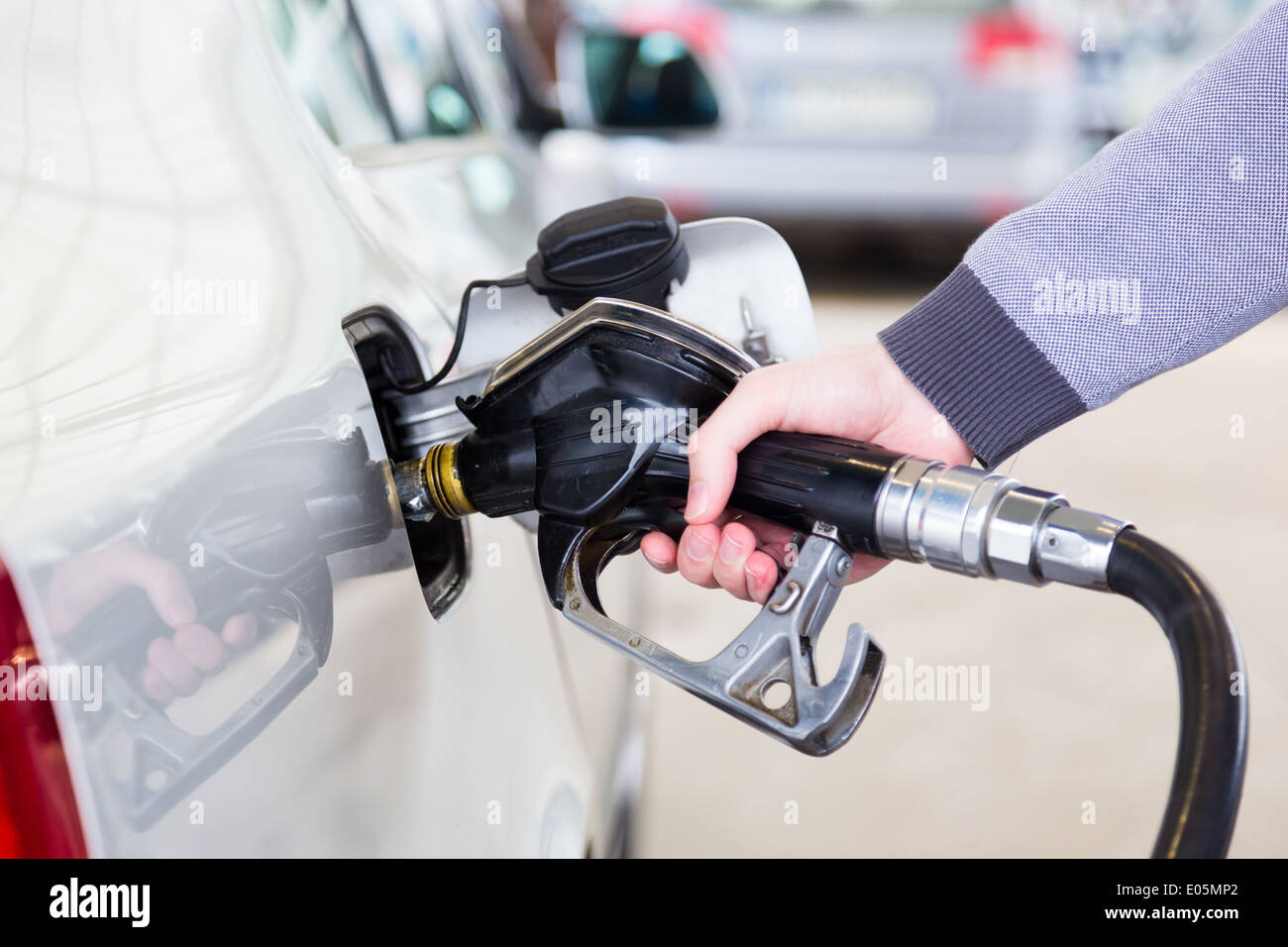 L'essence d'être pompé dans un véhicule à moteur voiture. Banque D'Images
