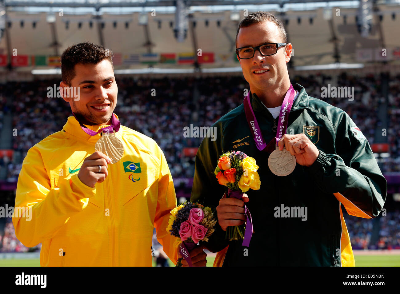 Oscar Pistorius d'Afrique du Sud médaille d'argent (L) et Alan Fonteles Cardoso Oliveira du Brésil médaille d'or Banque D'Images