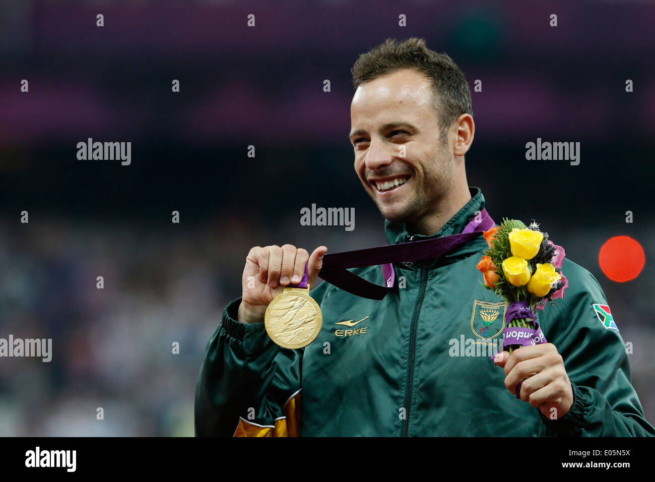 Oscar Pistorius d'Afrique du Sud célèbre avec sa médaille d'or à la suite de la men's 400m - T44 finale au Stade olympique durin Banque D'Images