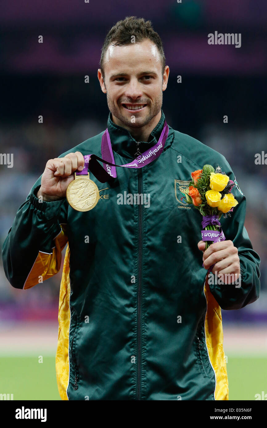 Oscar Pistorius d'Afrique du Sud célèbre avec sa médaille d'or à la suite de la men's 400m - T44 finale au Stade olympique durin Banque D'Images