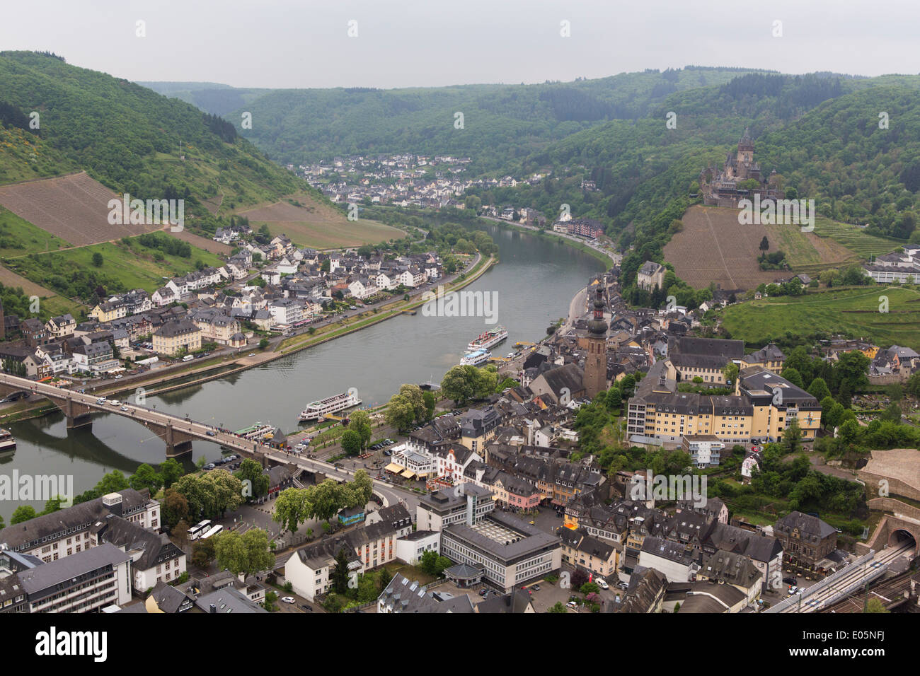 Vue sur Cochem avec la Moselle à partir de ci-dessus Banque D'Images