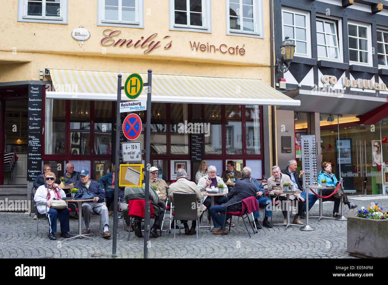 Les personnes ayant un café dans le centre de Cochem Banque D'Images