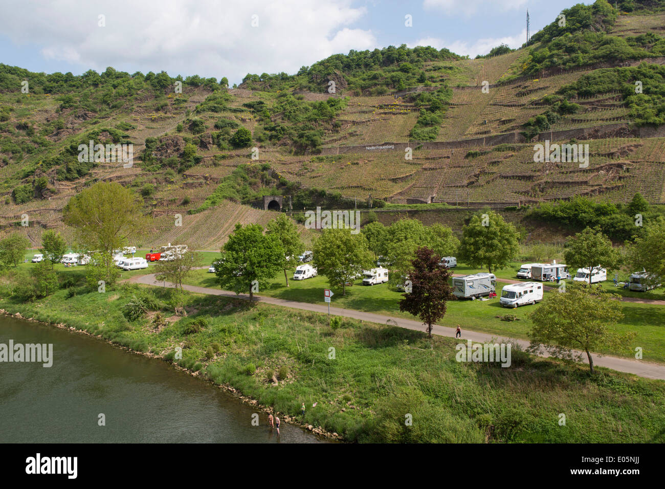Les campeurs dans un camping au bord de la Moselle de vignes dans l'arrière-plan Banque D'Images