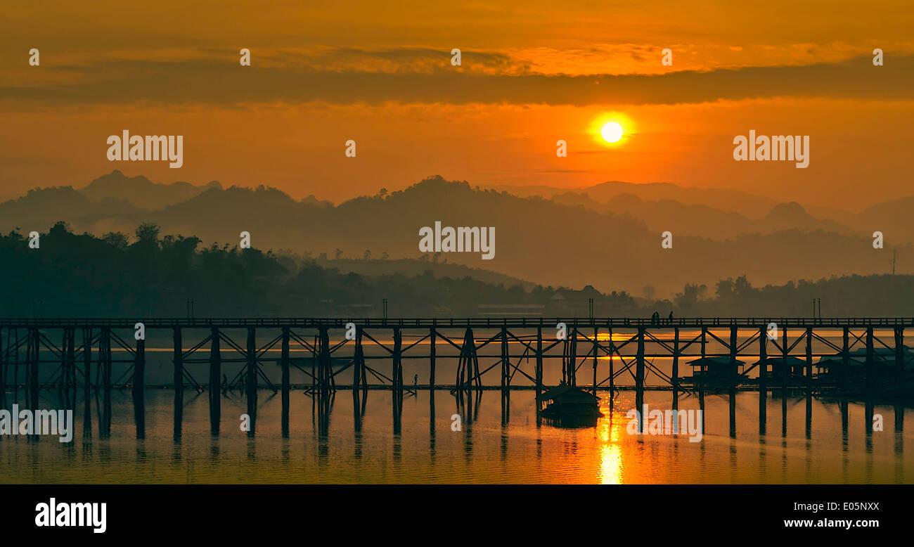 Le soleil se lève le matin, derrière le pont de bois. Banque D'Images