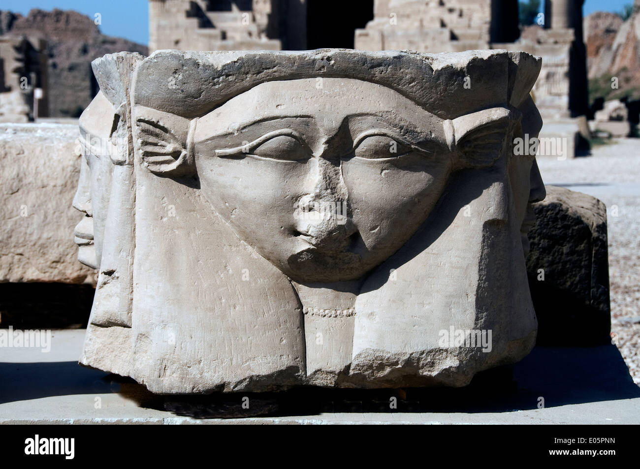 Egypte,Dendera temple ptolémaïque,de la déesse Hathor.La tête de pierre de quatre fois de la déesse. Banque D'Images