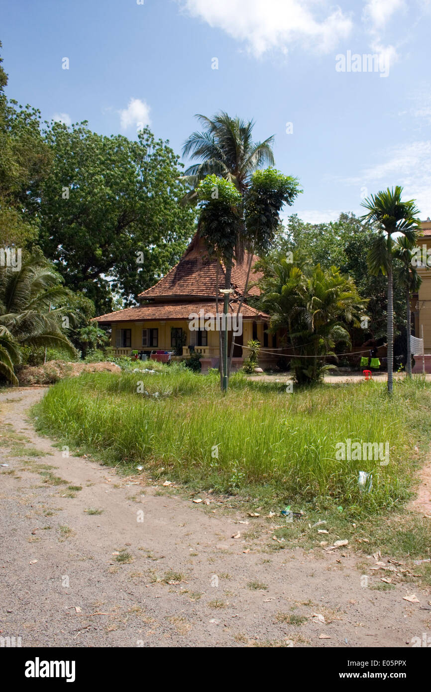 L'hôtel abandonné Renakse se trouve dans le soleil du matin à à Phnom Penh, Cambodge. Banque D'Images