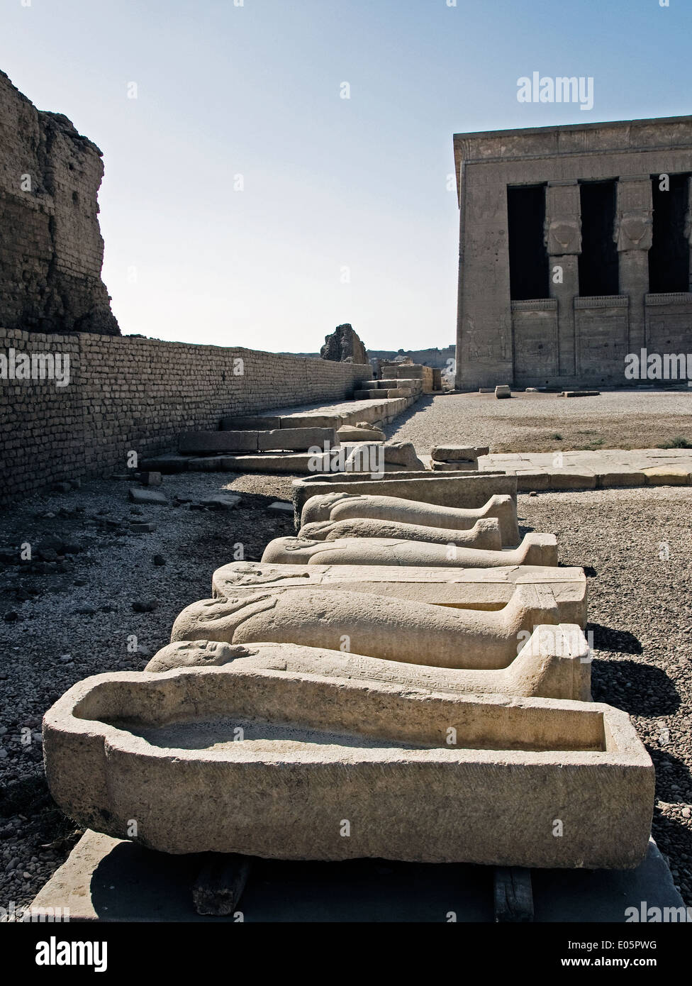 Egypte,Dendera temple ptolémaïque,d'une déesse Hathor.Certains cercueils en pierre dans la cour Banque D'Images