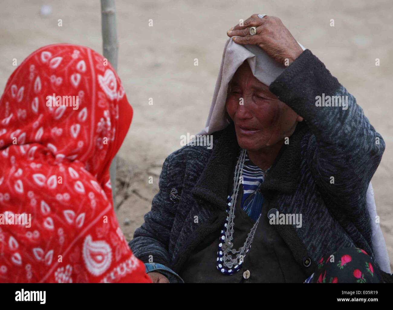 Le Badakhshan, Afghanistan. 3 mai, 2014. Un parent de victimes du glissement de cris dans le Badakhshan, Afghanistan, le 3 mai 2014. Un énorme glissement de terrain a frappé un village dans le nord de la province de Badakhshan Afghanistan vendredi, causant de lourdes pertes, mais le nombre exact de morts et de blessés est resté inconnu samedi que de fonctionnaires ici publié de chiffres. contradictoires Credit : Ahmad Massoud/Xinhua/Alamy Live News Banque D'Images