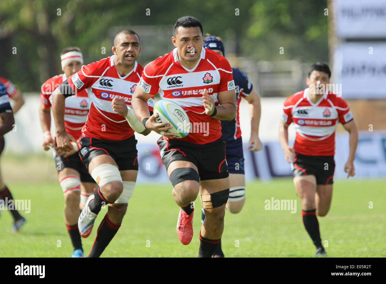 Hendrik du Japon mène l'attaque contre Tiu les Philippines au cours de leur qualification pour la Coupe du Monde de Rugby match contre dans Silangan, Laguna le 3 mai 2014. Le Japon a gagné contre les Philippines, 99-10. (Photo par Mark R. Cristino Fredesjed / Pacific Press) Banque D'Images