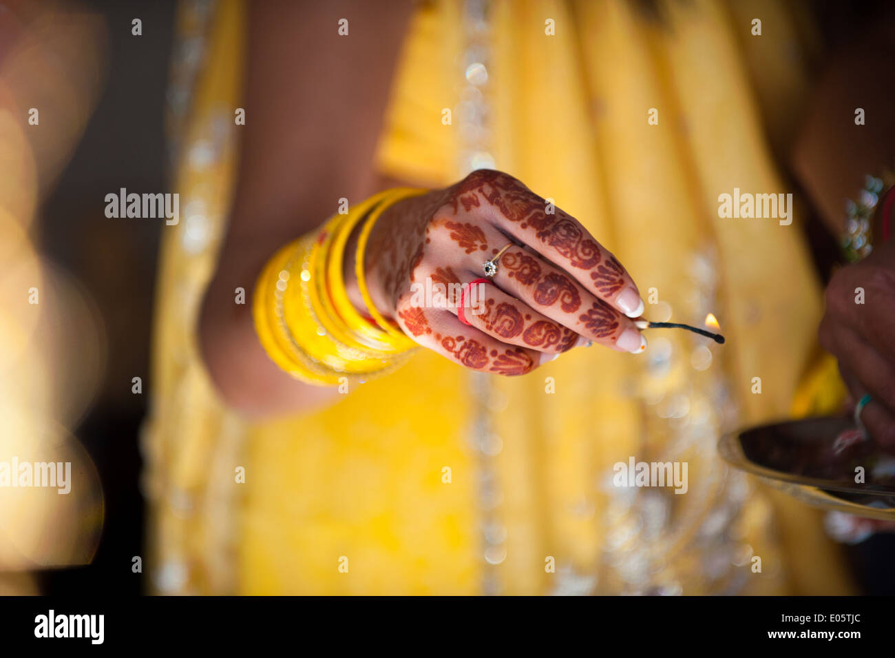 Tenir la main de henné match Banque D'Images