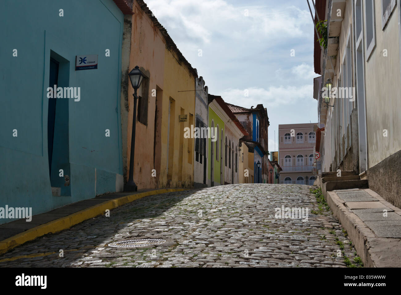 Rue Pavée et bâtiments dans le centre historique de Sao Luis (site du patrimoine mondial de l'UNESCO), l'Etat du Maranhao, Brésil Banque D'Images