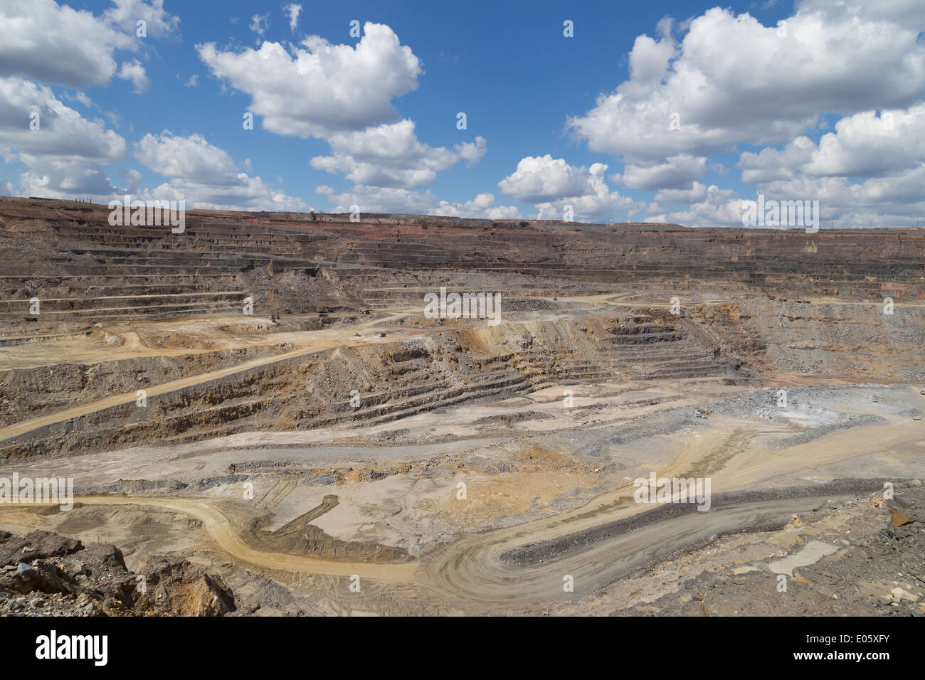 Un avis d'un grand ciel ouvert d'Afrique mine de cuivre et d'or Banque D'Images