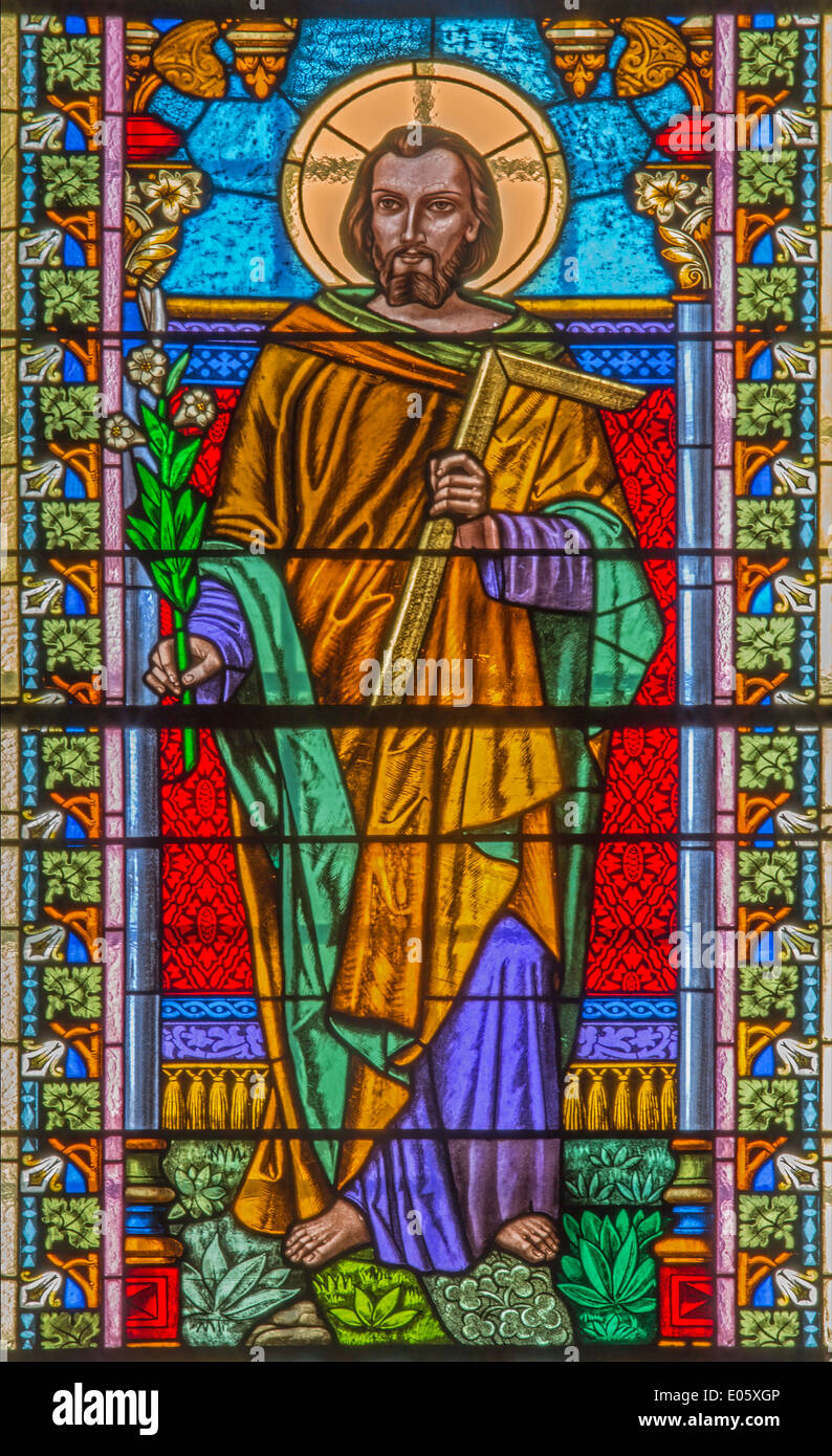 ROZNAVA, SLOVAQUIE - avril 19, 2014 : St.Joseph de vitre de 19. 100. Dans la cathédrale. Banque D'Images ROZNAVA, SLOVAQUIE - avril 19, 2014 : St.Joseph de vitre de 19. 100. Dans la cathédrale. Banque D'Images