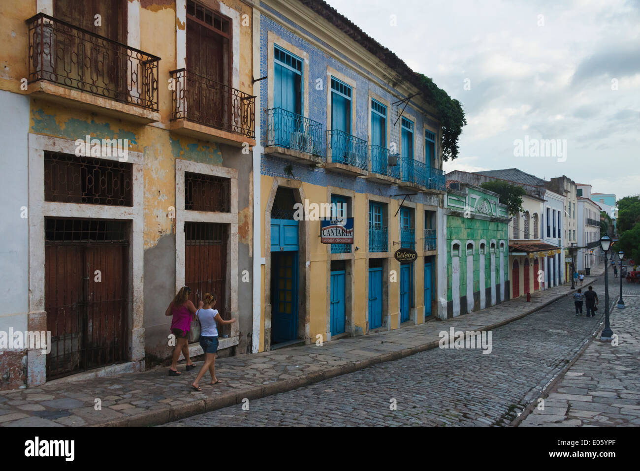 Rue Pavée et bâtiments dans le centre historique de Sao Luis (site du patrimoine mondial de l'UNESCO), l'Etat du Maranhao, Brésil Banque D'Images