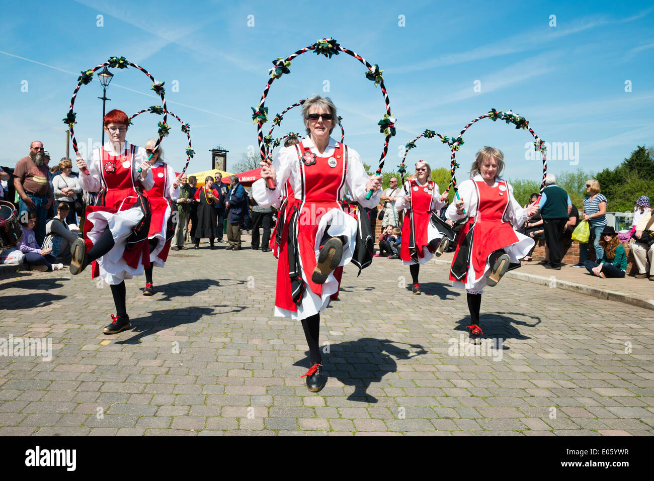 Upton sur Severn, Worcestershire, Royaume-Uni. 3 mai 2014 danseurs folkloriques divertir les gens sur une belle journée ensoleillée. Danseurs Morris femelle à Upton sur Severn, Worcestershire, Royaume-Uni. Crédit : Robert Convery/Alamy Live News Banque D'Images