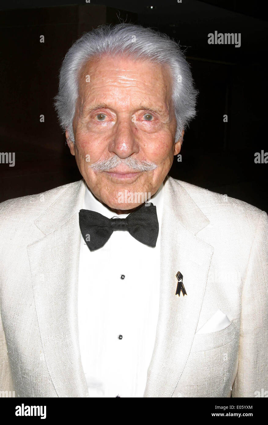 2 mai 2014 - L'acteur américain Efrem Zimbalist JR, qui a joué dans la série TV Le FBI, est décédé à l'âge de 95 ans. Zimbalist Jr joué Inspecteur Lewis Erskine dans le spectacle, qui s'est déroulé de 1965 à 1974. Avant qu'il est devenu un nom de ménage aux Etats-Unis à l'enquêteur privé Stu Bailey dans 77 Sunset Strip, qui s'est déroulé de 1958 à 1964. Plus tard dans la vie, il se retira dans son ranch à Solvang, Californie, où il est mort le vendredi. Photo - 19 juillet 2004 - Los Angeles, Californie, États-Unis - Efrem Zimbalist Jr au cours de Beverly Hills de l'espoir National Convention au Beverly Hilton Hotel. (Crédit Banque D'Images
