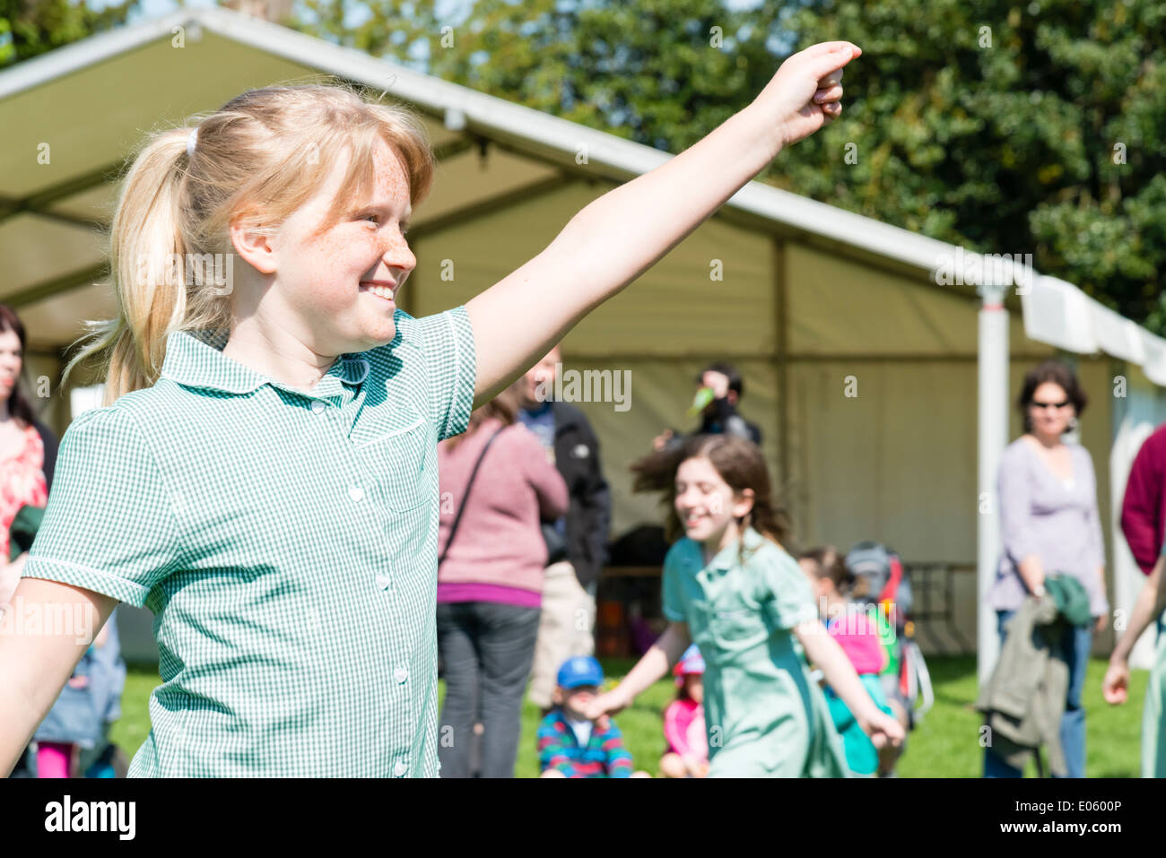 L'école primaire Filles dansant au Château Festival vert, Hereford, Royaume-Uni. Banque D'Images