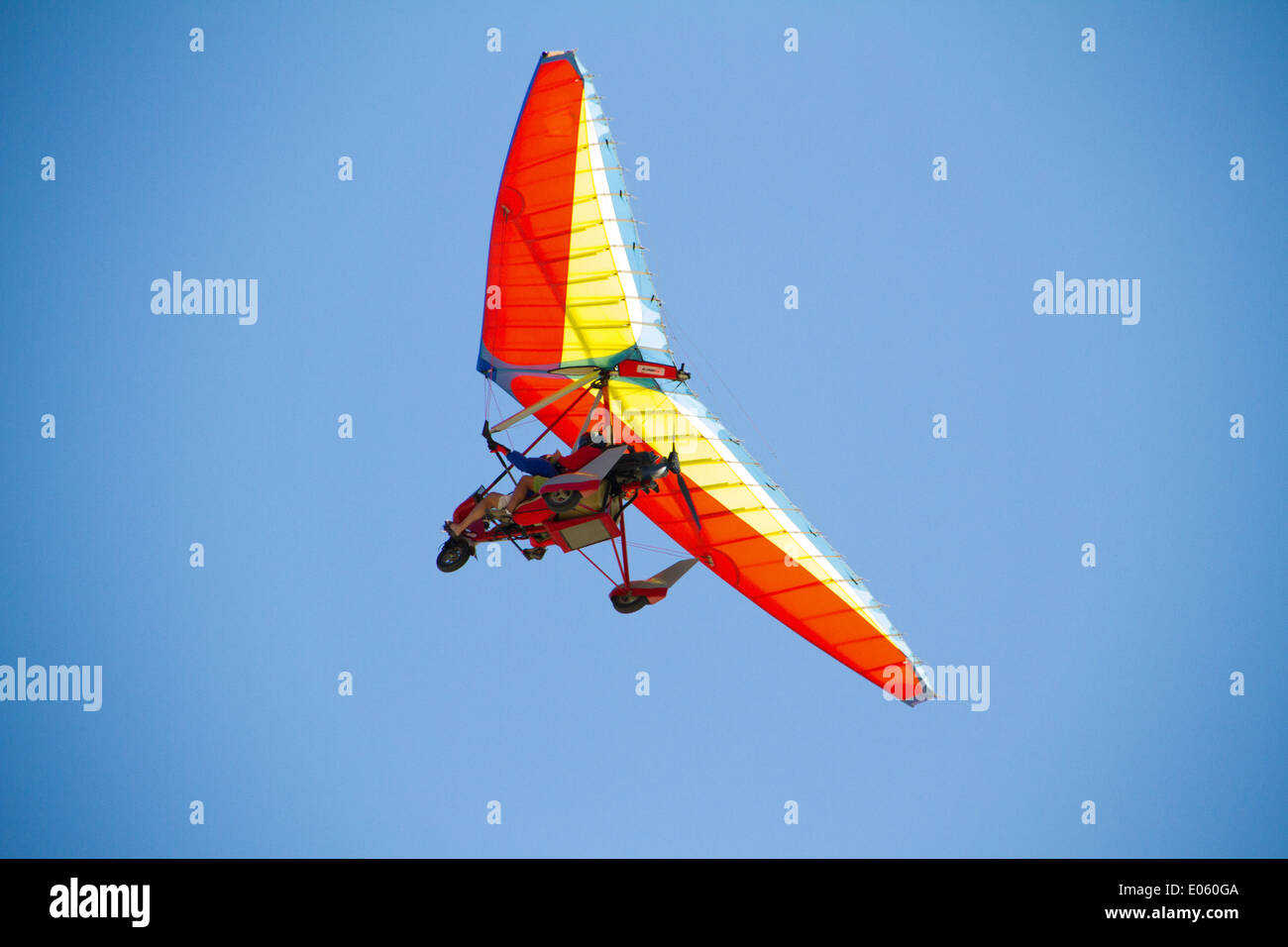 Powered trike deltaplane survolant le plus grand lac de Chapala, au Mexique. Banque D'Images