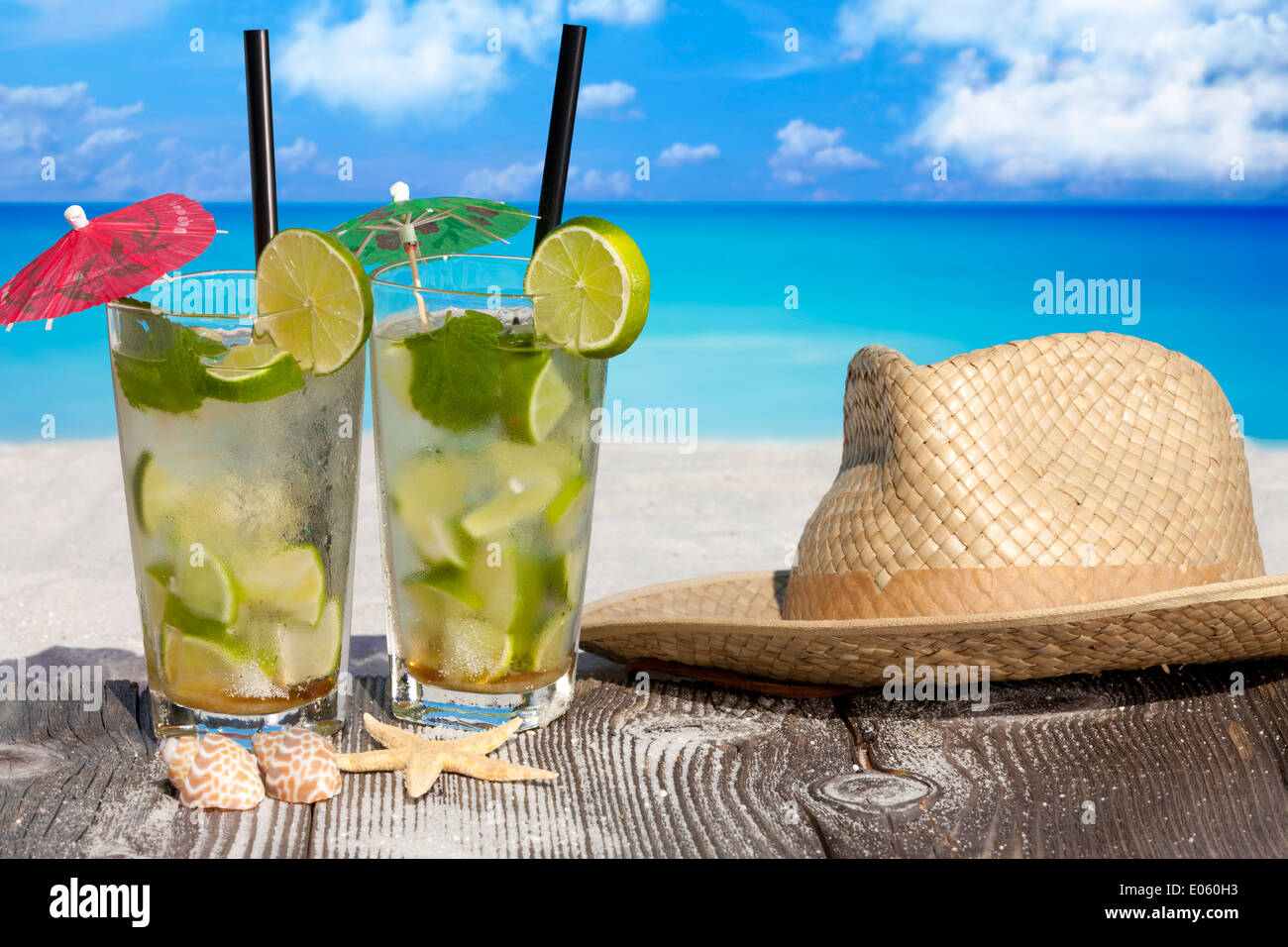 Mojito cocktail tropical sur des planches de bois avec un chapeau de paille  et de coquillage sur la plage avec copie Espace pour plus d'informations  Photo Stock - Alamy