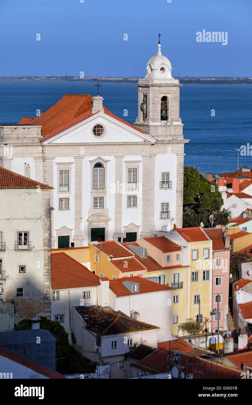 18e siècle baroque, église Santo Estevao à Lisbonne, Portugal. Tage dans l'arrière-plan. Banque D'Images