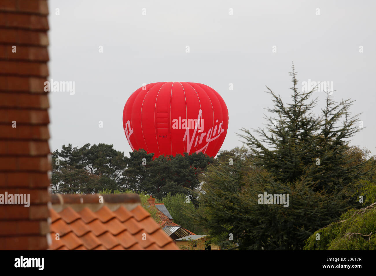 Earswick, York, Royaume-Uni. 3 mai 2014. Ballon à air chaud vierge à passer Earswick, York puis atterrissage près de MOD Installation sur Towthorpe Lane, Earswick. Credit : Alan Walmsley/Alamy Live News Banque D'Images