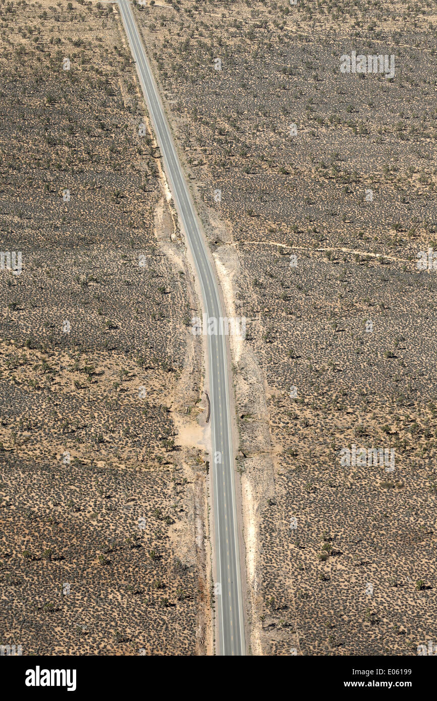 Route solitaire dans le désert du Nevada, USA Banque D'Images