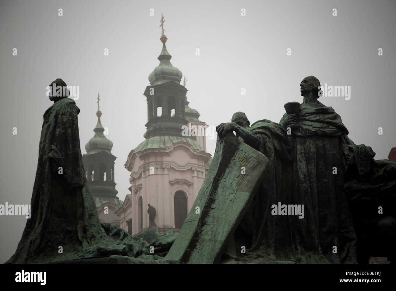 L'église Saint-Nicolas et la statue de Jan Hus à la place de la vieille ville - Prague, République Tchèque Banque D'Images