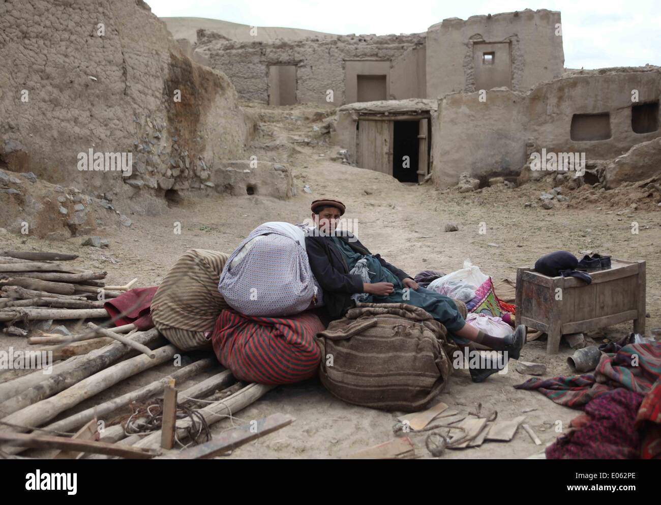 Le Badakhshan, Afghanistan. 3 mai, 2014. Un enfant afghan se trouve à l'extérieur après un glissement de terrain dans la province de Badakhshan du nord de l'Afghanistan le 3 mai 2014. Jusqu'à 255 victimes ont été identifiées dans des centaines de villageois enterrés sous leurs maisons effondrées dans une coulée de boue mortelle vendredi au Badakhshan, une catastrophe provincial fonctionnaire a déclaré samedi. Credit : Ahmad Massoud/Xinhua/Alamy Live News Banque D'Images