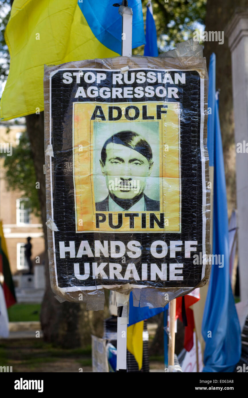 Manifestation devant Downing Street pour le gouvernement à prendre des mesures contre le Président Puttin invasion de l'Ukraine Banque D'Images