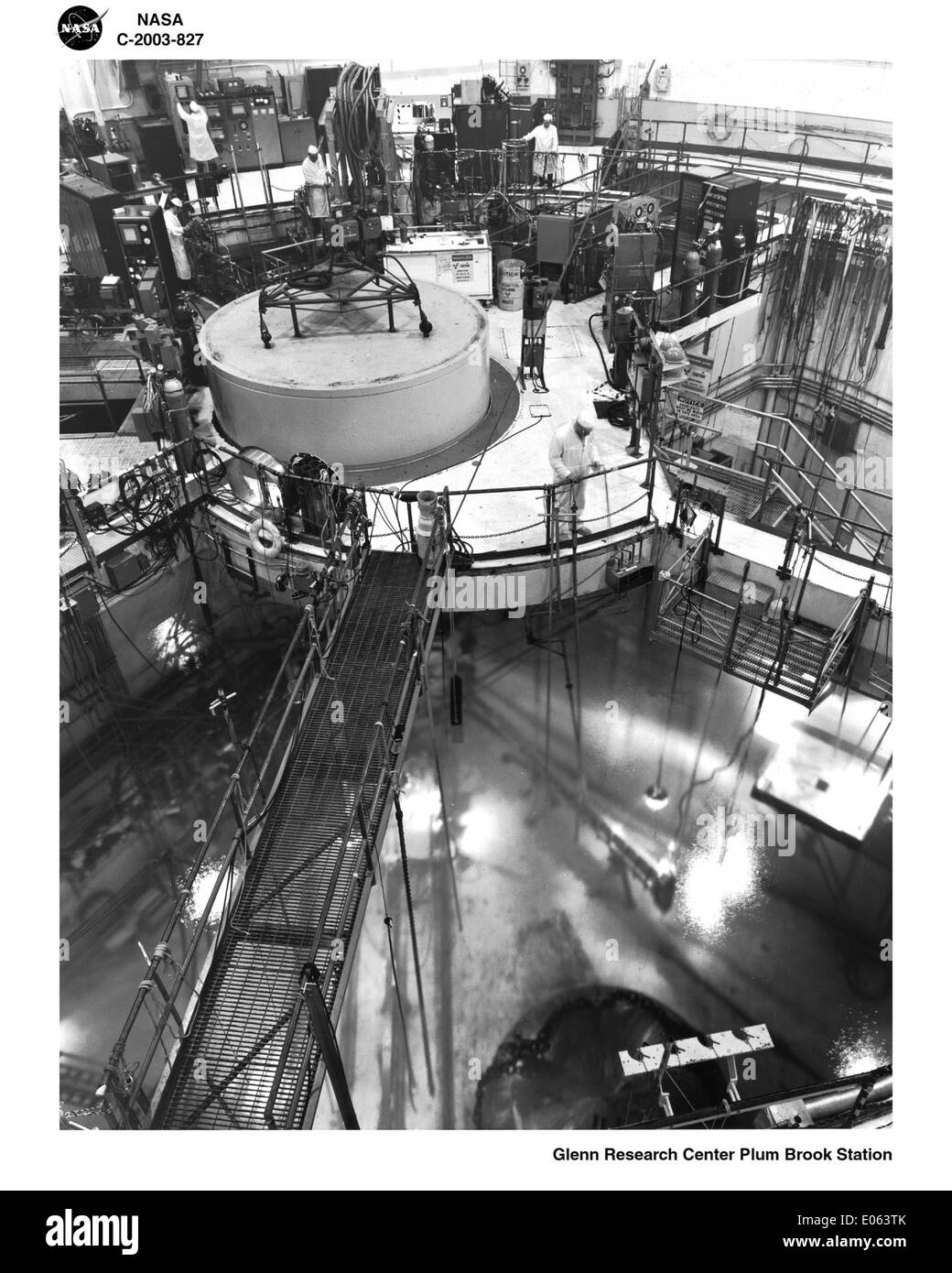 Les techniciens travaillent au Plum Brook Research Reactor Facility, qui fait partie du Glenn Research Center de la NASA, situé dans l’Ohio. Cette installation est utilisée pour divers essais et recherches spatiaux et aéronautiques. Banque D'Images