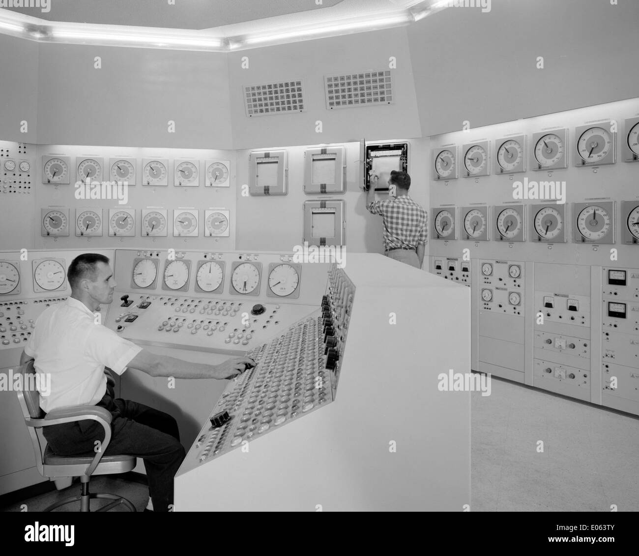 En 1959, Bill Fecych et Don Johnson travaillent dans la salle de contrôle du réacteur de recherche de Plum Brook, un site clé pour les projets de science spatiale et de recherche nucléaire de la NASA. Banque D'Images