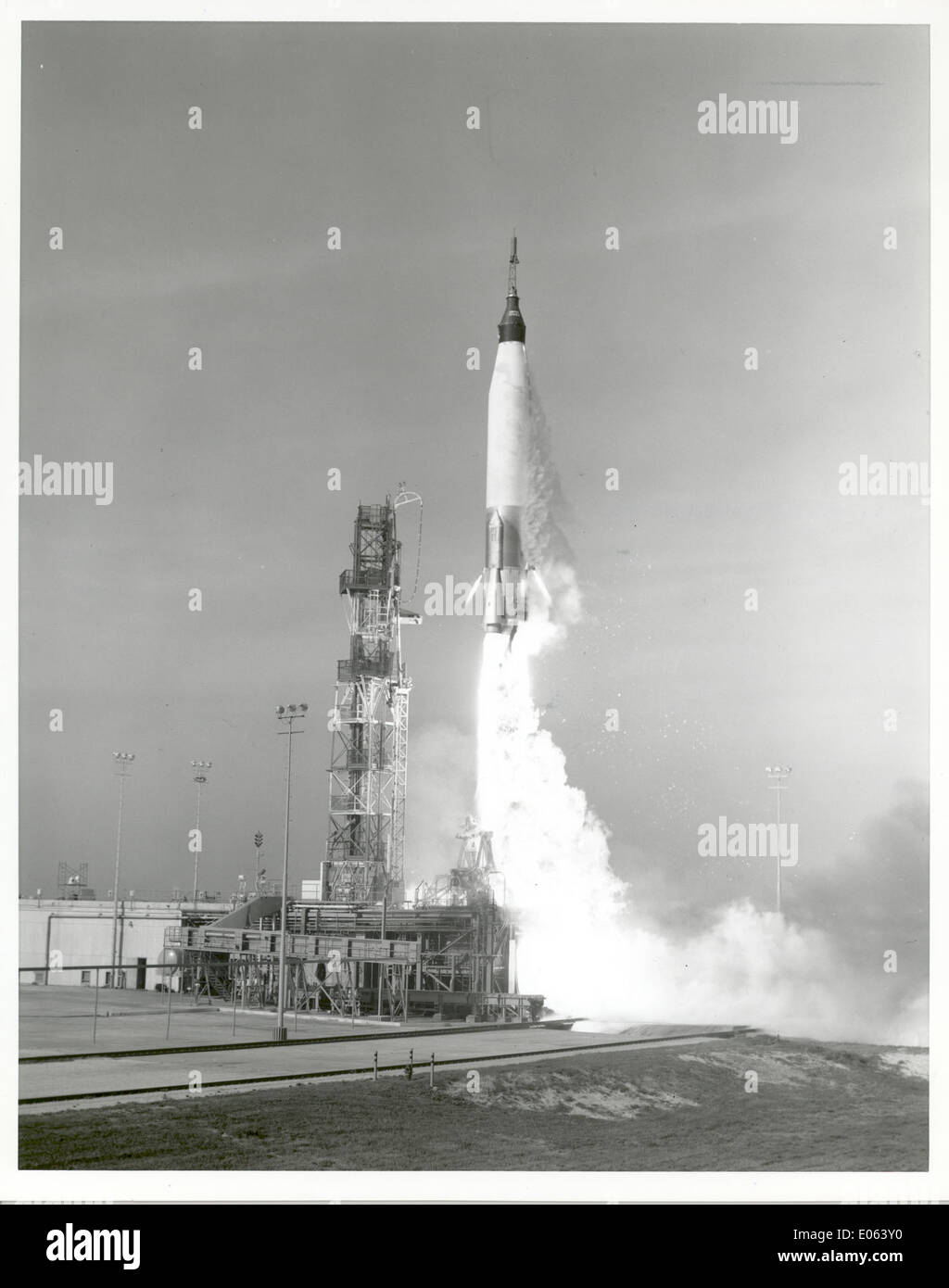 La mission Mercury-Atlas 6 (MA2-5), qui a lancé le premier astronaute américain dans l'espace, a été une réalisation historique du programme spatial américain. Le lanceur, une fusée Mercury-Atlas, a joué un rôle central dans l'avancement des vols habités. Banque D'Images