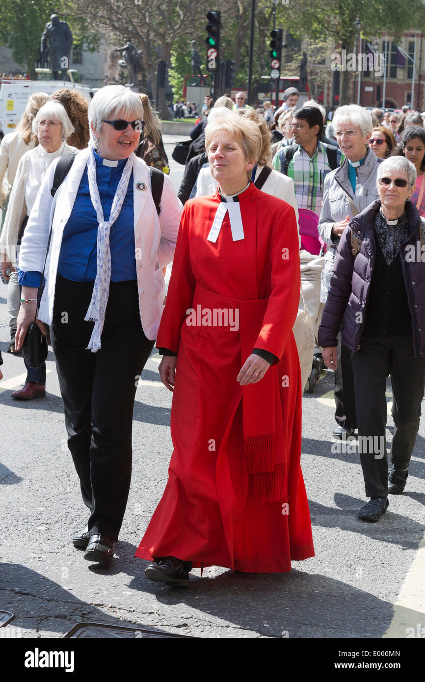 Londres, Royaume-Uni. 3 mai 2014. Plus de 600 femmes ordonnés prêtres à la première vague de l'ordination des femmes ont marché de Westminster pour un service à la Cathédrale de St Paul, détenu par Marcus Welby, Archevêque de Canterbury sur le 20e anniversaire de l'ordination des femmes dans l'Église d'Angleterre. Credit : Nick Savage/Alamy Live News Banque D'Images