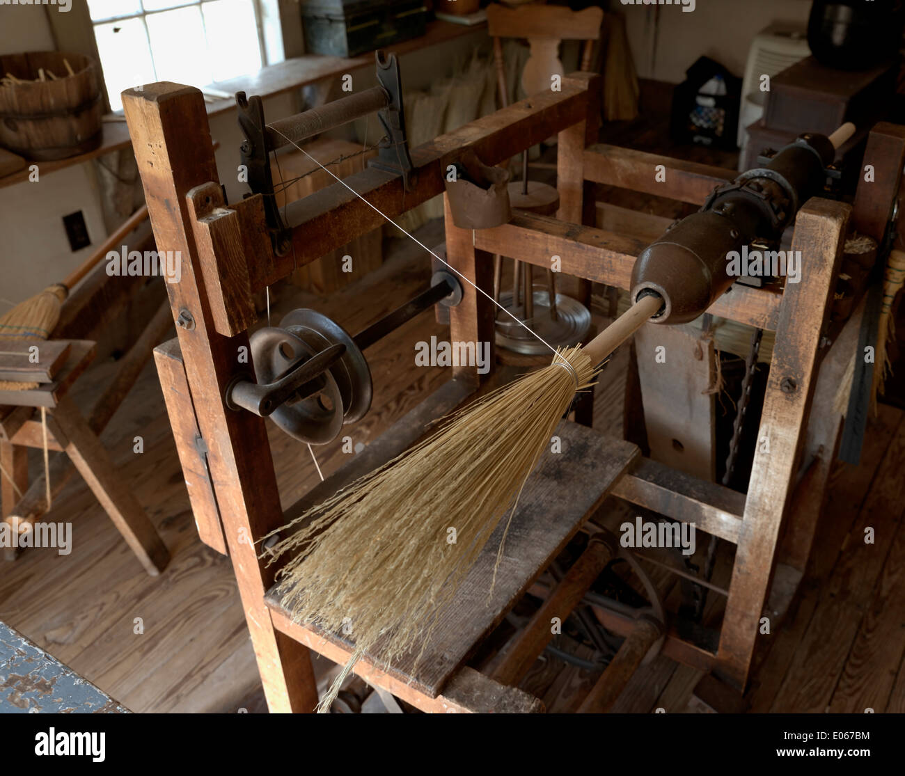 Atelier et équipement de balayeuses exposés à Furnace Town, près de Snow Hill, MD. Banque D'Images