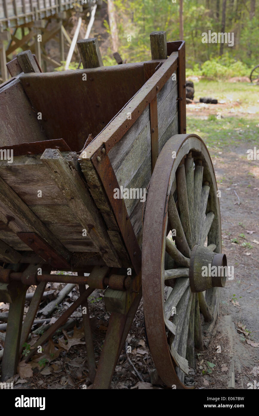 Chariot de minerai de fer à tourbière du XIXe siècle exposé à Furnace Town, près de Snow Hill, MD. Banque D'Images