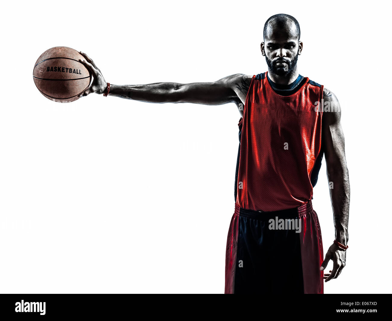 Un homme d'Afrique de basket-ball ball holding en silhouette isolé sur fond blanc Banque D'Images