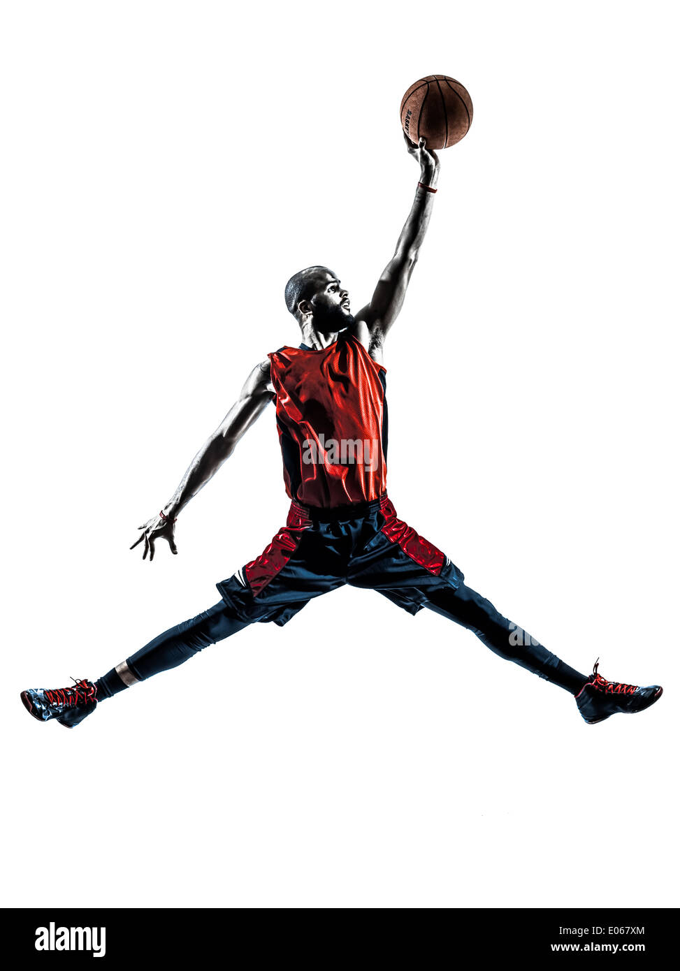 Un joueur de basket-ball homme africain en silhouette dunk saut isolé sur fond blanc Banque D'Images
