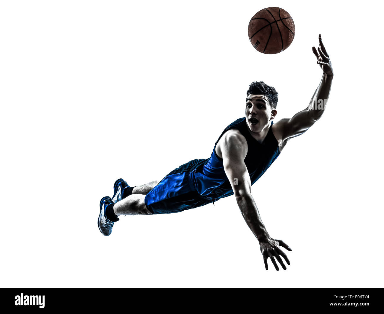 Joueur de basket-ball d'un homme sautant de jeter en silhouette isolé sur fond blanc Banque D'Images