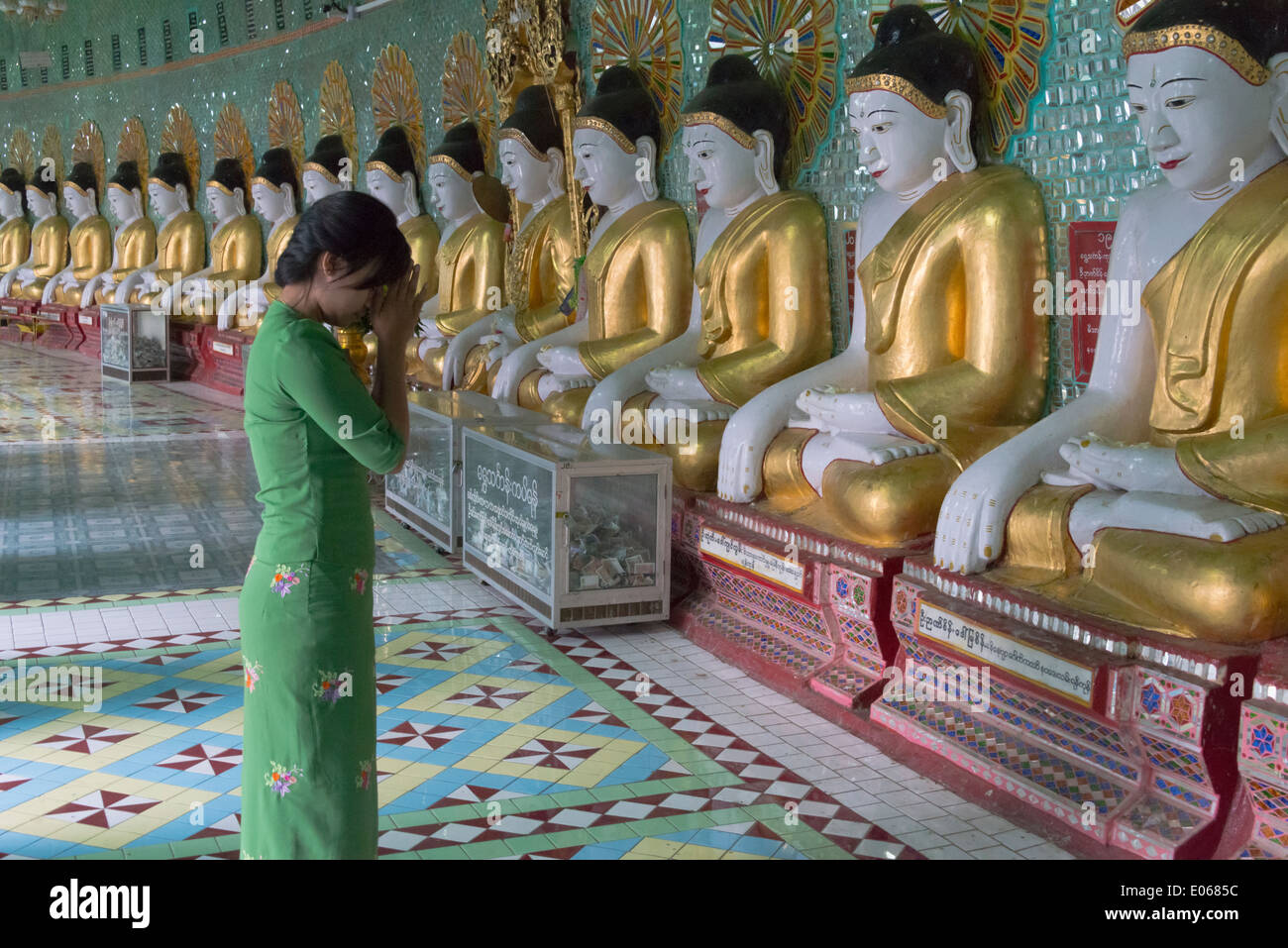 Fille priant à Umin Thounzeh Temple sur la colline de Sagaing, Mandalay, Myanmar Banque D'Images