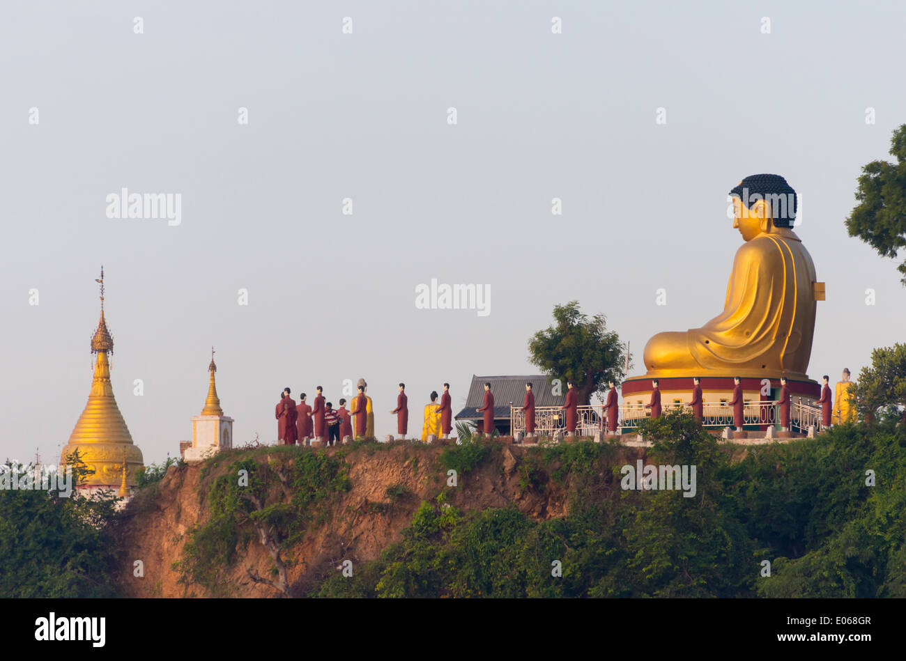 Statue bouddhiste sur le long de la colline Sagaing Ayarwaddy River, Mandalay, Myanmar Banque D'Images